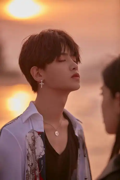 你的陪伴"落日下的黄明昊真的绝美,这又是那些nana心里的神图呢@jj