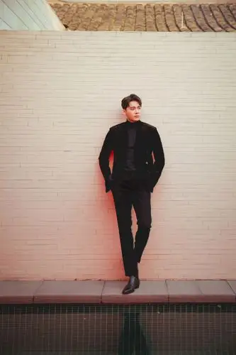 李易峰all black造型优雅出席活动 倚墙边大秀无敌长腿