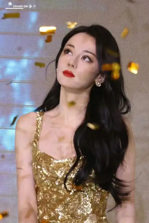 dear-迪丽热巴今日活动造型,一袭rahul mishra金色高定礼服登场,雷栽