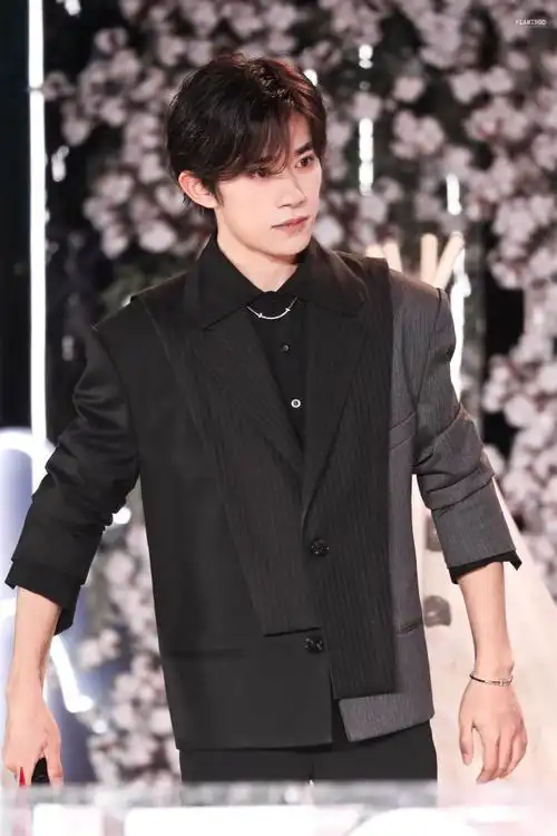 易烊千玺黑西装抓拍
