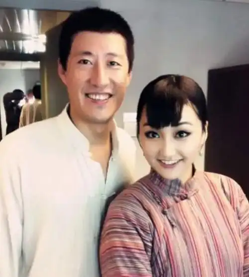 时间回到2009年,于震在拍摄电视剧《火线》时,结识了方柏霓.