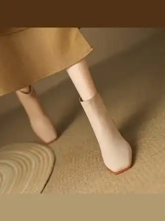 艾上他她女鞋卡其色今年流行的小短靴感粗跟加绒方头绒面高跟鞋子女秋