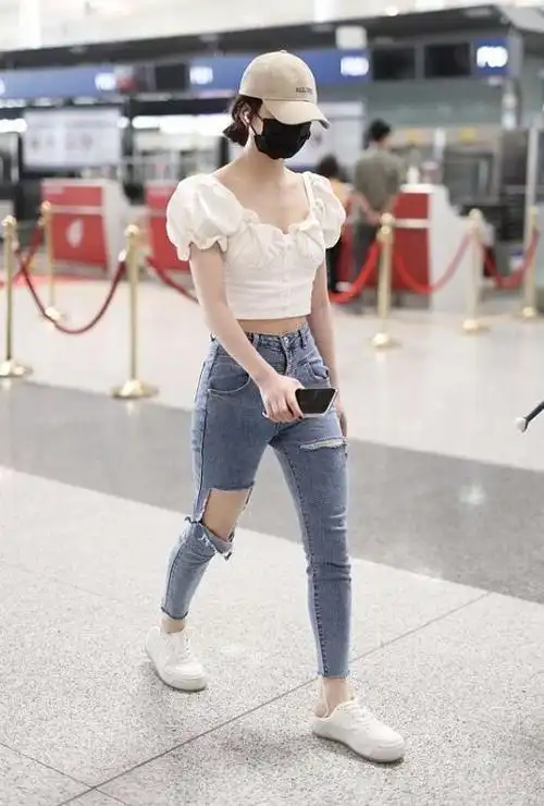 因此像孔雪儿这样穿还是非常适合小个子借鉴的,如果双腿并不是优势则