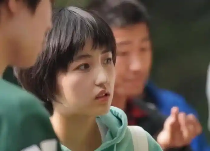 原创张子枫上课照曝光同学镜头下长相稚美皮肤好的像剥了壳的鸡蛋