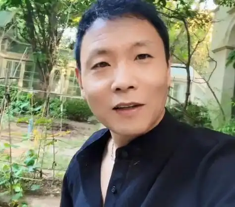 近日,知名歌手祁隆的前妻乐凡在直播时爆料了两人离婚的原因,女方控诉