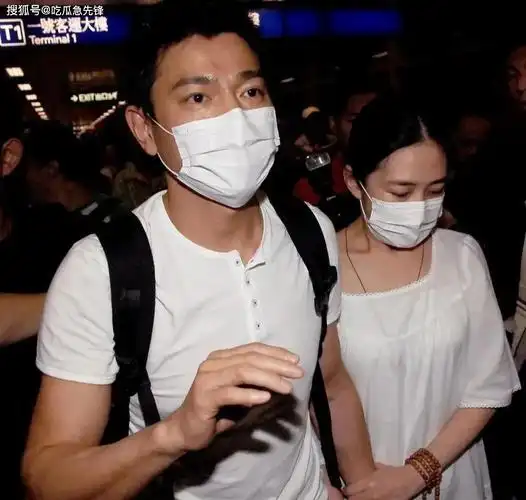 61岁刘德华观看女儿演出引起轰动,女儿五官精致可爱,老婆很有"旺夫相"