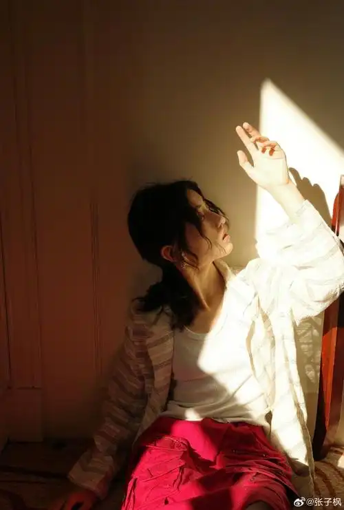张子枫连发12张照片