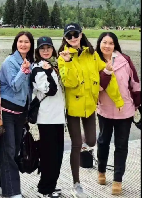 胡明轩母亲晒游新疆照!
