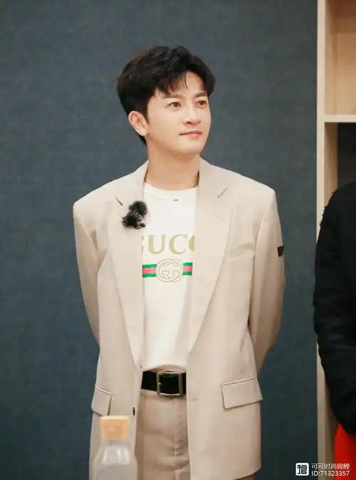 45岁苏有朋怎么还不老卡其色潮男西服搭配中分烫发斯文又帅气