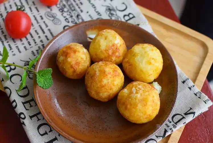 如果不包馅心,土豆球可以做小一点,容易炸透也比较好吃.