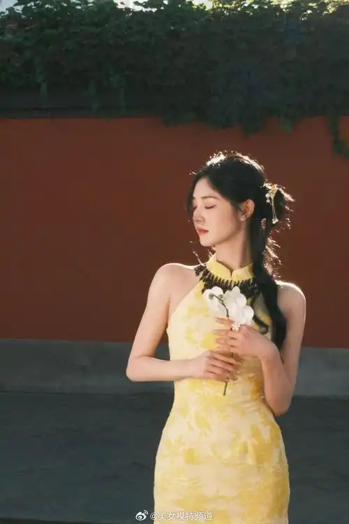 周洁琼穿旗袍勾勒完美身材在阳光下笑容甜美娇俏