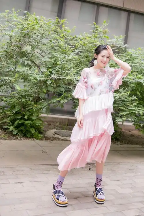 谢娜穿这条仙气十足的公主裙居然搭配了一双松糕厚底凉鞋,偏休闲舒服