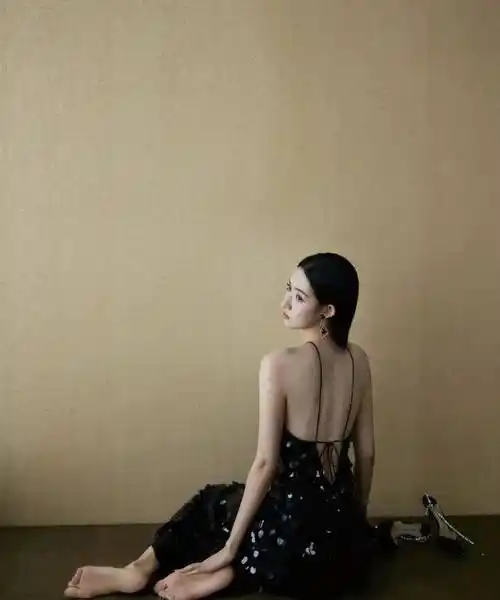 王玉雯身穿黑色吊带礼服裙,时尚又大方,迷倒一片_城市_光芒_魅力