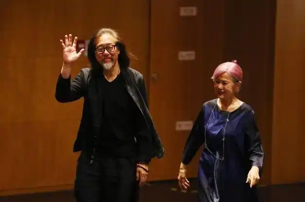 三明星同框,汤唯周迅靠边,黄磊哈腰陪同,走c位的贵妇什么来头|赖声川