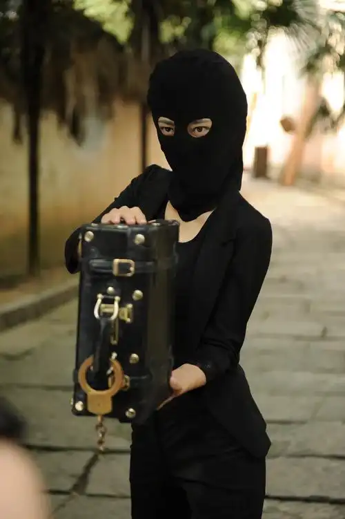 和《青春烈火》两个名字,开枪前要擦ysl,蒙面要用黑丝的超级神剧了