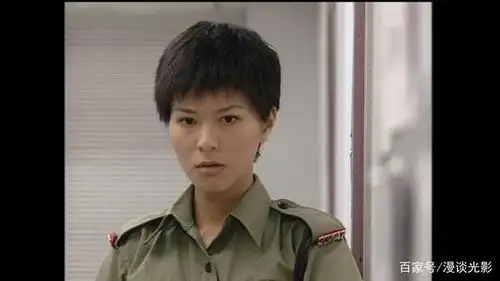 《陀枪师姐》:陈三元(滕丽名)成为第一个开枪的"陀枪师姐"