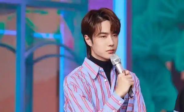 王一博戴眼镜录制《天天向上》后,他在观众眼中依旧是那样优秀_节目