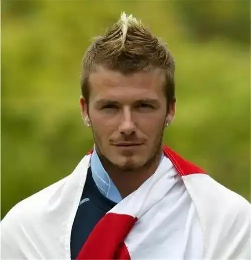 据英媒报道,最近,有媒体拍到了贝克汉姆外出购物的近照,结果让人惊讶