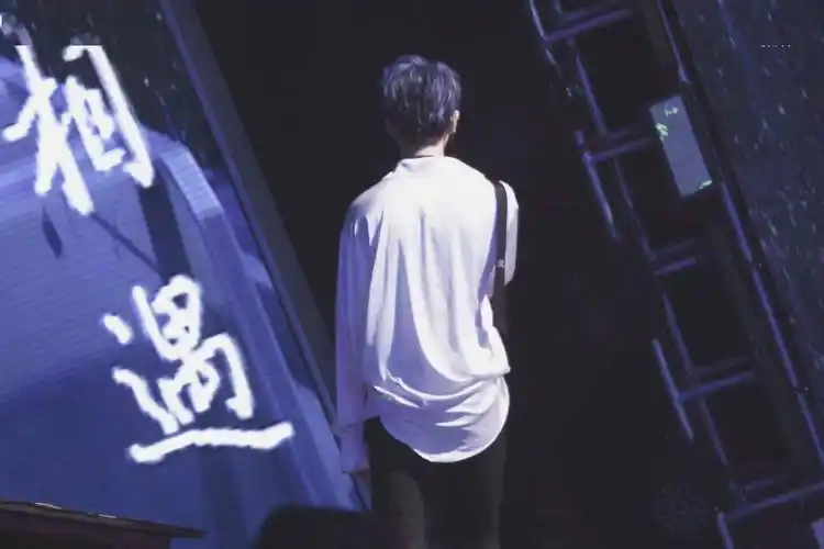 王俊凯背影照系列,一直追逐你背影