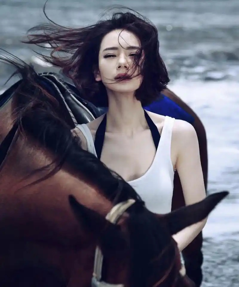 戚薇早年直接封神的海边写真,腿也太长了吧!