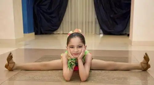 小姑娘劈腿照片