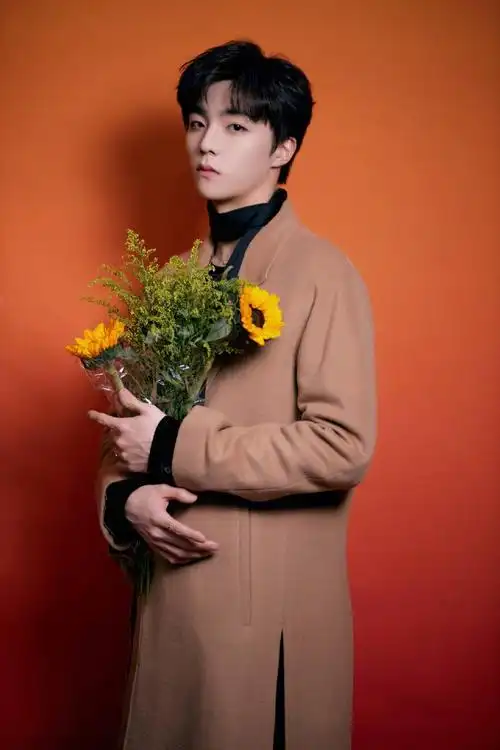 陈立农拍摄《小小红花》单曲写真曝光 温暖少年赠予你一束阳光