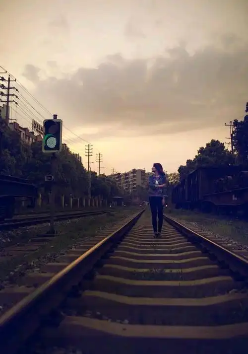 无论你曾经邂逅了多少朋友,要知道的是,你的人生路,注定还是要一个人