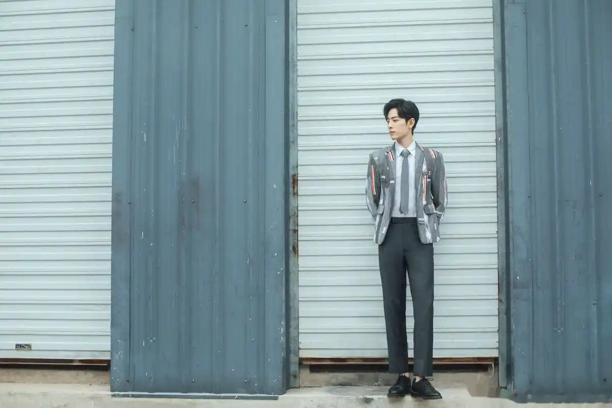 肖战灰色拼接西装出席bazaar明星慈善夜,standby路透图请各位查收