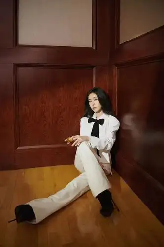 也可以是高腰西裤,显腿长的同时还和上半身相互呼应了,喜欢张碧晨的穿