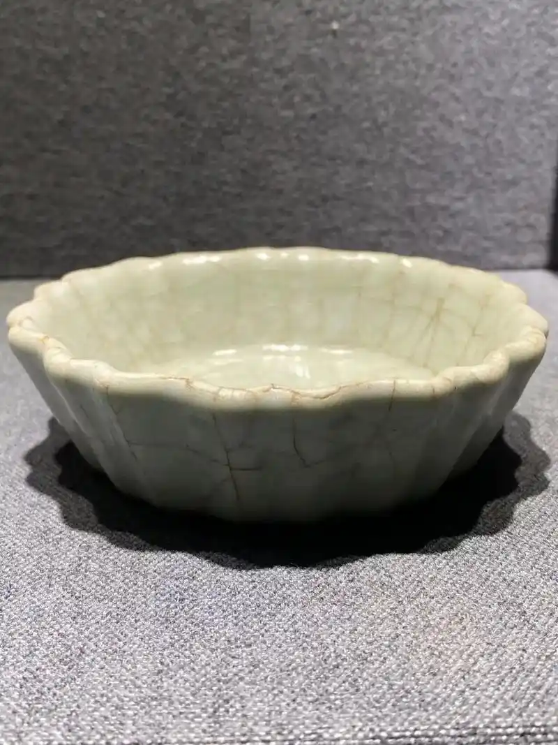 宋代官窑.后二张照片为大英博物馆藏#器物之美 #老物件老情怀 - 抖音