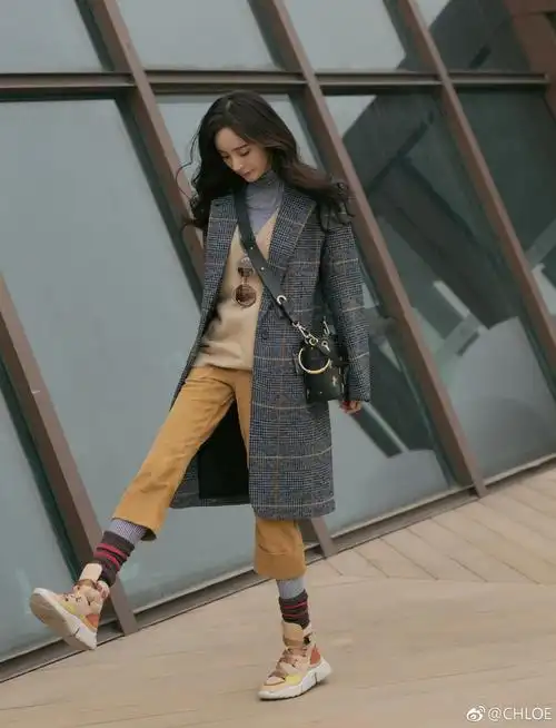 杨幂全新街拍演绎复古摩登范自在引领率性优雅676767