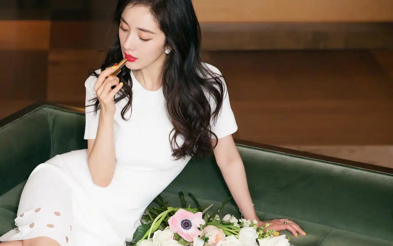 杨幂精致性感高清桌面壁纸.