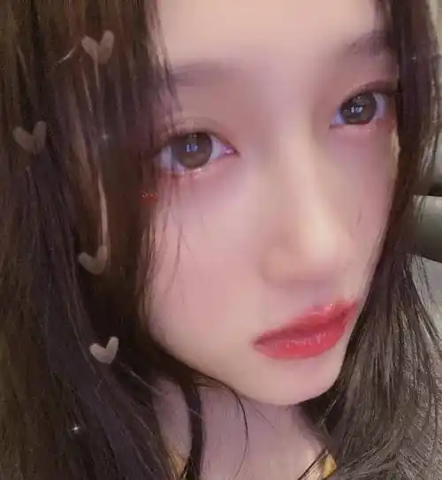 虽然关晓彤表面上看起来是一个非常乖巧可爱的女孩,但是私下里她却是