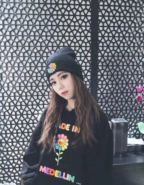 邓紫棋,晒素颜照曝光,被网友喷长得丑,整个人都变得不自信了_化妆