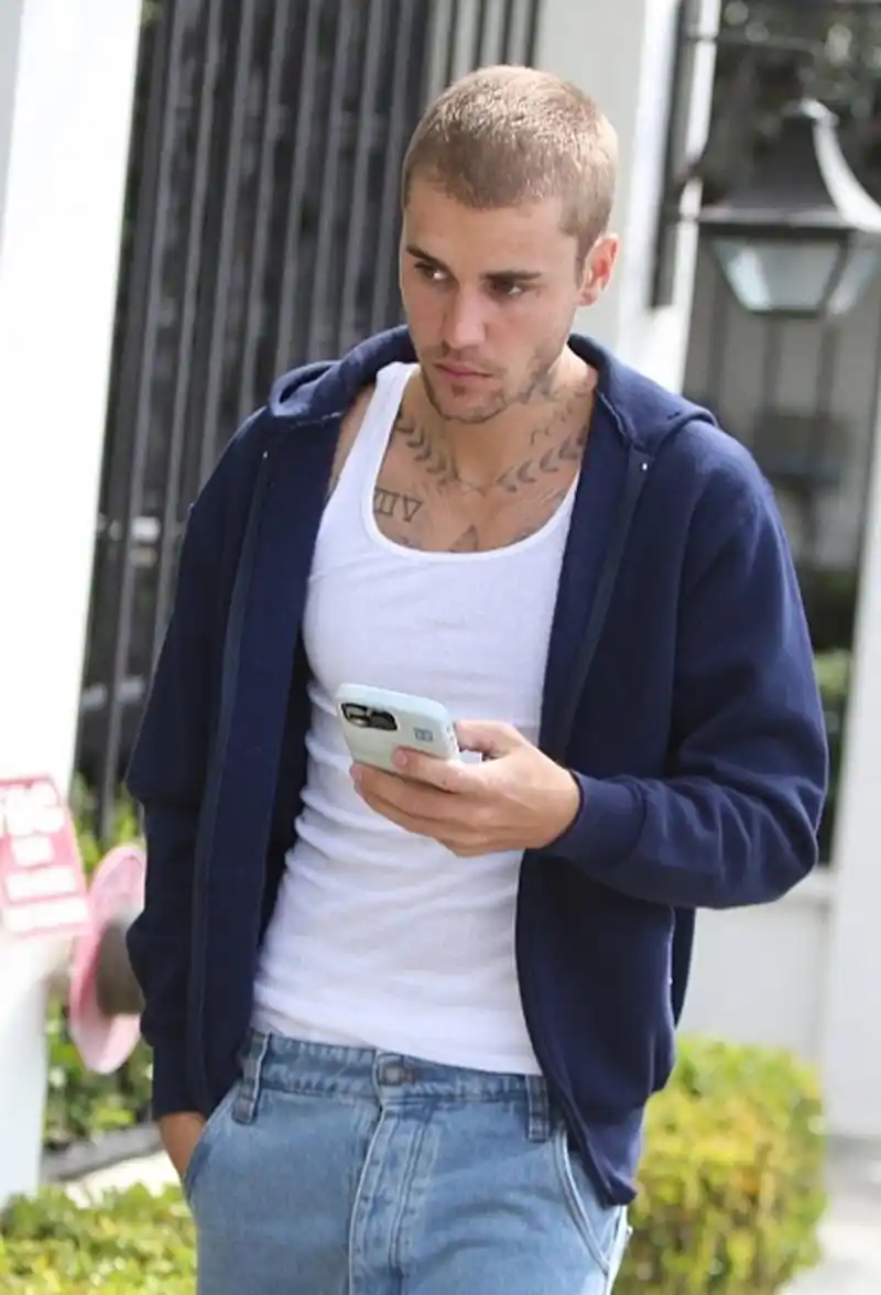 贾斯汀·比伯与好友聚餐 轻松驾驭寸头造型潮酷十足