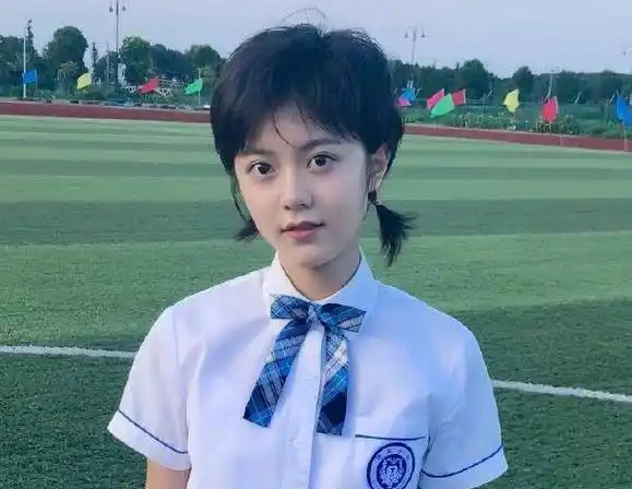 赵今麦"旧照"翻红,素颜难掩惊艳,网友感叹:不愧是星圈学霸!