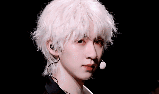 9192贺峻霖的霖色灯牌真好看9192  9192贺峻霖应援色=