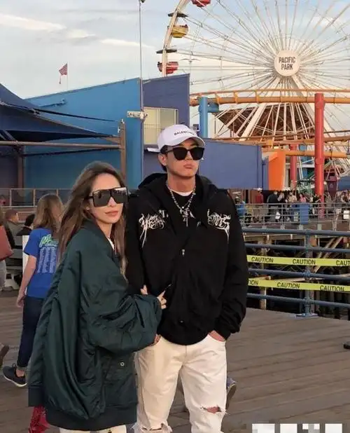 原创萧亚轩与男友生活照曝光,小鸟依人好看又甜蜜,男友微动作被吐槽