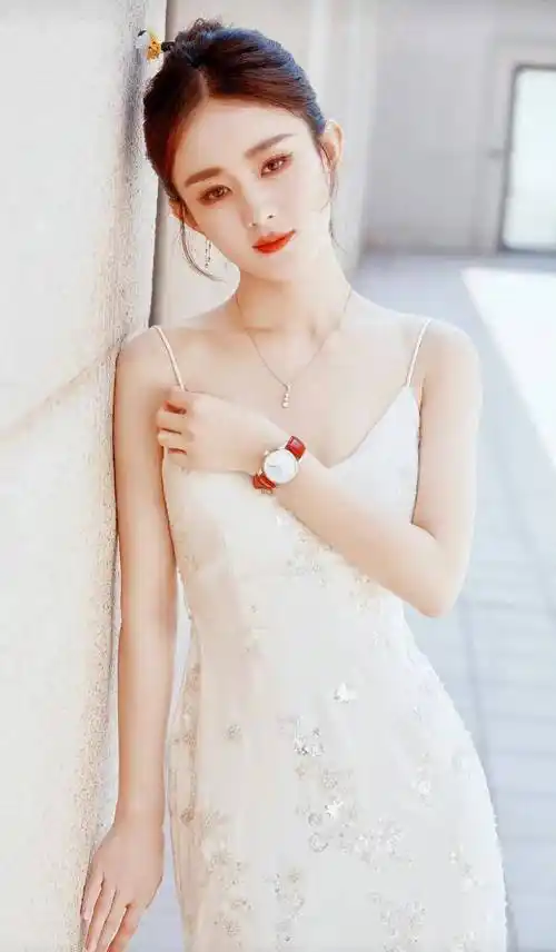 近日,一组赵丽颖生活照在社交媒体上广泛流传,吸引了众多球迷的关注和