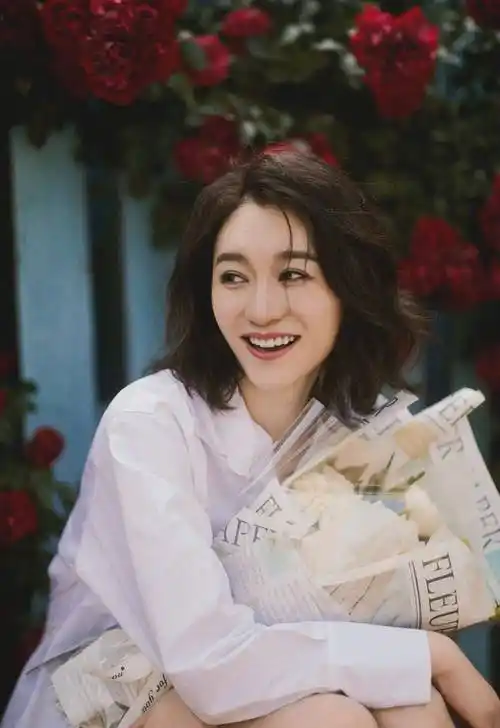 李小冉白色衬衣悠闲生活照