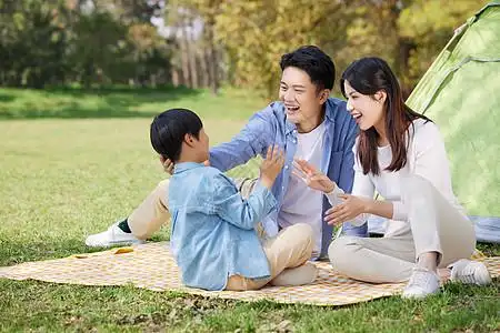 一家三口公园草地上郊游图片素材