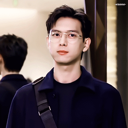 李现今日品牌活动动图一身黑色look造型搭配银边眼镜