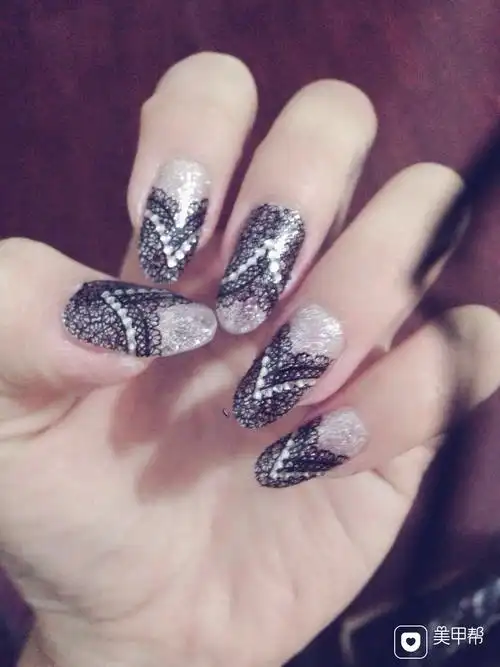 尖形日式光疗黑银美甲图片