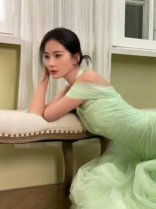 气质如兰刘诗诗温文尔雅大小姐系列写真浅绿色轻纱长裙如沐浴春风