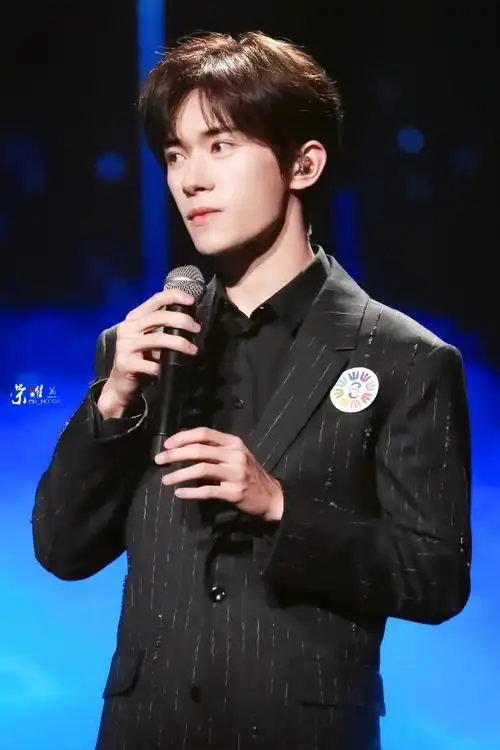 易烊千玺献唱不辞星海##易烊千玺于适同框照##易烊千玺不辞星海舞台