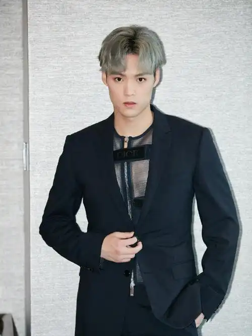 邓伦和董又霖罕见同台,董又霖和邓伦握手时,像牵着女孩的手