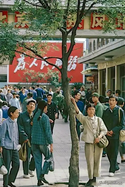 老照片1970年的北京旧影图11女子怎么看都不像那个年代的