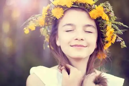 明亮的阳光灿烂的夏天一天公园的草地上微笑开心的享受生活, 女生