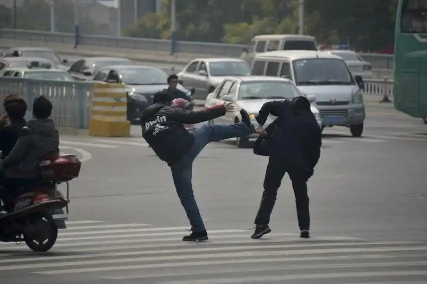 常州一公交司机丢下乘客与路人打架组图