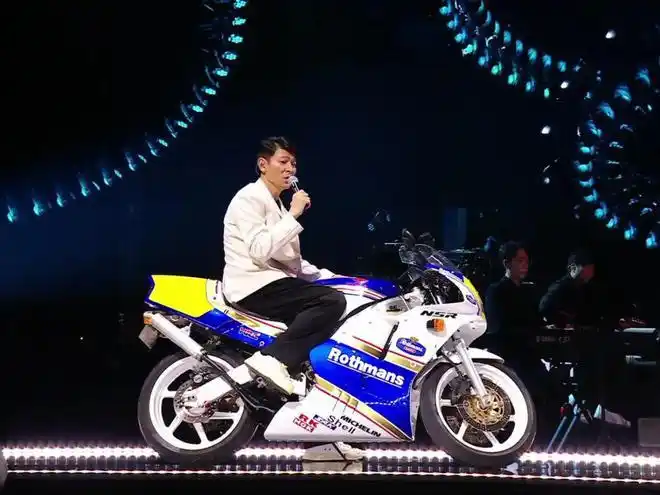 刘德华上身lv,off-white64西装,穿三原康裕?华仔原来也是鞋狗.